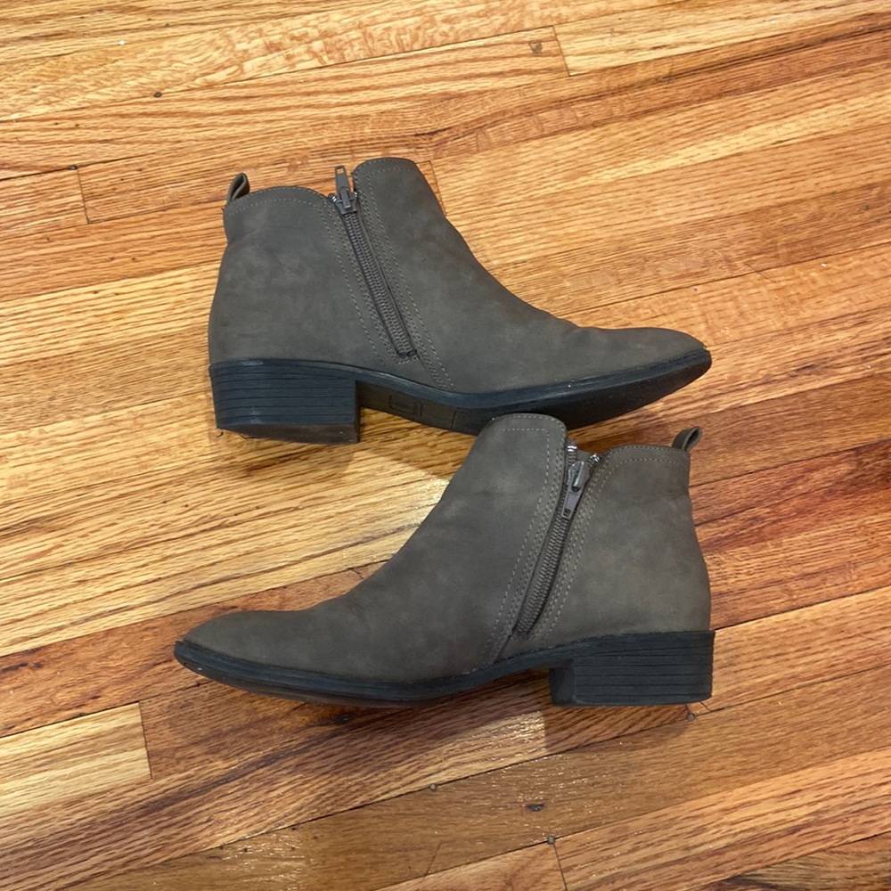 CHELSEA BOOTS